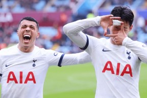 半岛体育官方网站-今夜突围战来临，西汉姆围绕欧冠复出首秀，目标明确，数据趋势出现新变化