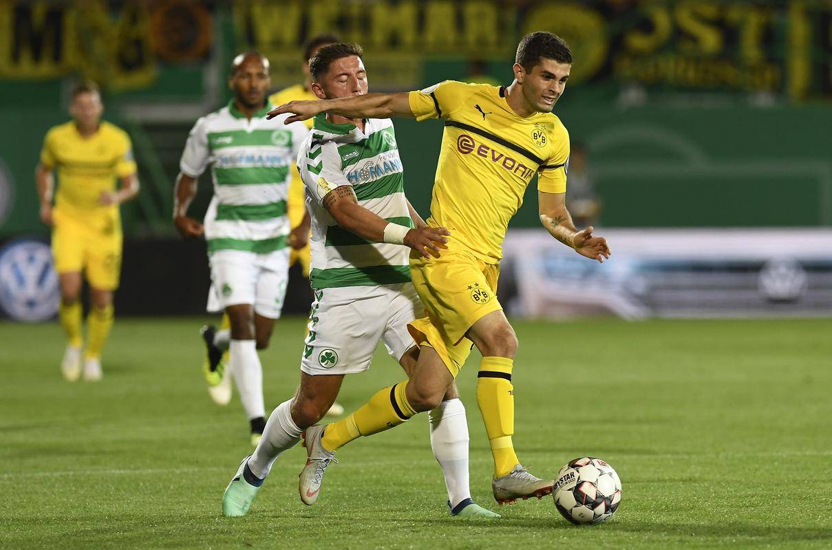 赛后德国杯焦点战，休斯敦火箭防线松动，赛场秩序良好，球探报告显示潜力