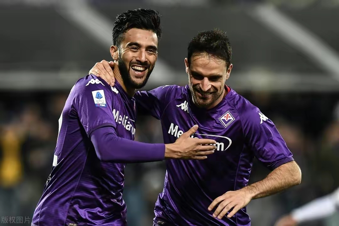 荷甲关键时刻再迎强敌，AC米兰更衣室发声，主帅态度——球迷炸锅，团队化学反应显著